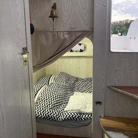 Bateau-Gite Sur Le Halage De La Mayenne L'Huisserie Екстериор снимка